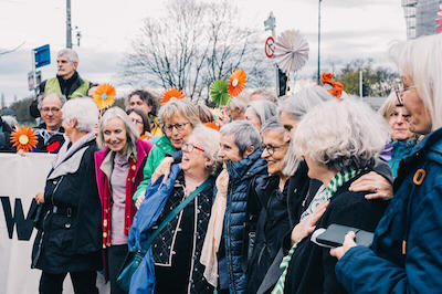 The 29th March 2023 has the potential to go down in history as a milestone in the global fight against the ever-more imminent climate crisis. For the first time ever, the European Court of Human Rights (ECtHR) in Strasbourg is holding a public hearing to assess the extent to which a nation such as Switzerland must reduce its greenhouse gas emissions more stringently to protect the human rights of its own population. The reason for this is the complaint with which the Senior Women for Climate Protection and four individual plaintiffs from Switzerland have now reached the ECtHR.Der 29. März 2023 hat das Potenzial, als Meilenstein in die Geschichte im weltweiten Kampf gegen die sich immer deutlicher abzeichnende Klimakatastrophe einzugehen. Erstmals überhaupt überprüft der Europäische Gerichtshof für Menschenrechte (EGMR) in Strassburg in einer öffentlichen Verhandlung, inwiefern ein Staat wie die Schweiz die Treibhausgasemissionen stärker reduzieren muss, um die Menschenrechte der eigenen Bevölkerung zu schützen. Anlass dafür ist die Beschwerde, mit der die KlimaSeniorinnen und vier Einzelklägerinnen aus der Schweiz an den EGMR gelangt sind.