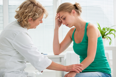 doctor explaining diagnosis to her female patient